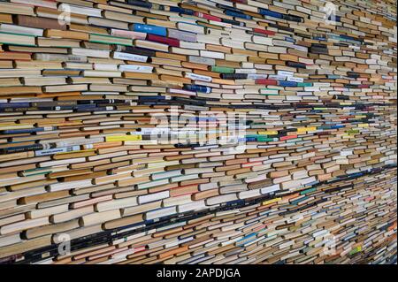 Sculptures et installations réalisées à partir d'innombrables livres de Matej Krén. Galerie De Bratislava City. Banque D'Images