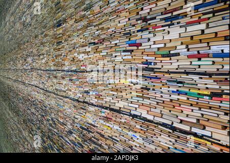 Sculptures et installations réalisées à partir d'innombrables livres de Matej Krén. Galerie De Bratislava City. Banque D'Images