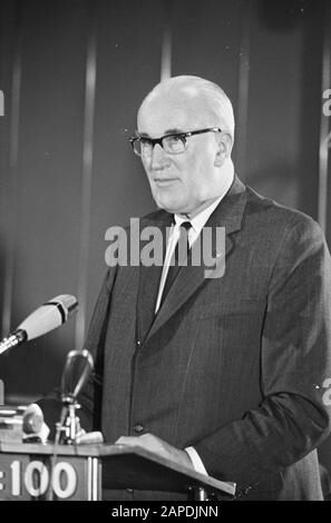 Réunion générale du Président de l'Association néerlandaise de la construction routière ir. Prins durant le discours d'ouverture (titre) Date : 31 janvier 1967 mots clés : réunions, associations, présidents Banque D'Images