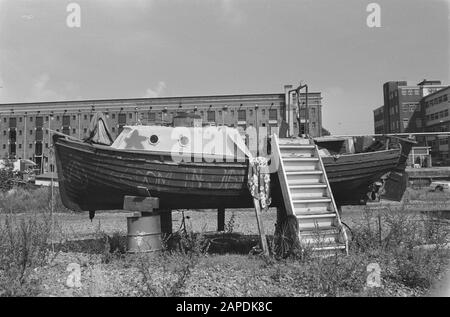 Autre vie sur place derrière Artis à Amsterdam; l'un des résidents vit en bateau latéral Date: 24 août 1987 lieu: Amsterdam, Noord-Holland mots clés: Boats Nom de l'institution: Artis Banque D'Images