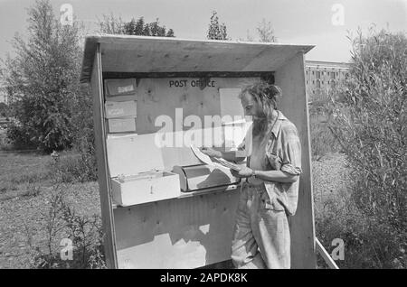 Autre vie sur place derrière Artis à Amsterdam; résidents au bureau de poste Date: 24 août 1987 lieu: Amsterdam, Noord-Holland Nom de l'établissement: Artis Banque D'Images