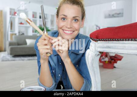 Femme au travail sur une chaise Banque D'Images