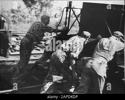 Ambarawa : militaire poussant l'unité de train intacte sur la bonne voie. Date : {1946-1950} Lieu : Ambarawa, Indonésie, Indonésie, Antilles Néerlandaises De L'Est Mots Clés : Militaire, Intact, Trains Banque D'Images