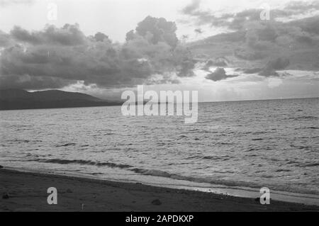 Visite Du Ministre Romme En Grande-Orient [Makassar, Menado, Ambon, Flores, Surabaya] Description: Ambon? Plage Date : 24 Janvier 1947 Lieu : Indonésie, Antilles Néerlandaises Banque D'Images