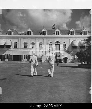 Wi [West Indies]/Anefo London series Description: Marin américain sur son chemin à la Maison du gouvernement à Willemstad. Curaçao. [Marin américain en route vers le Gouverentshuis à Willemstad] Annotation: Repronegative Date: {1940-1945} lieu: Curaçao, Willemstad mots clés: Deuxième Guerre mondiale, marins Banque D'Images