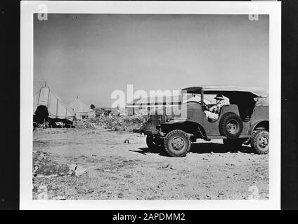 Wi [West Indies]/Anefo London series Description: Camp de l'armée américaine à la raffinerie de la Lago Oil and Transport Company à Saint-Nicolas. Une Jeep Américaine Annotation: Repronegative Date: {1940-1945} Lieu: Aruba, San Nicolas Mots Clés: Américains, Camps D'Armée, Véhicule D'Armée, Seconde Guerre Mondiale Banque D'Images