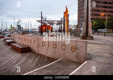 Le Mawson Place public plaza peut être vu avec le Waterside Pavilion en arrière-plan, Hobart, Tasmanie, Australie. Banque D'Images