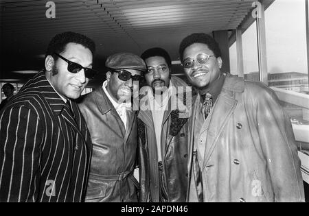 Le groupe pop américain Four Tops arrive à l'aéroport de Schiphol. Quatre Hauts Date : 24 Février 1970 Mots Clés : Popgroups Banque D'Images