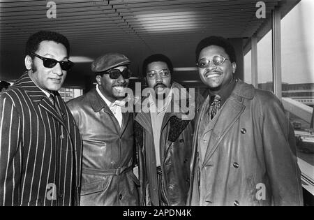 Le groupe pop américain Four Tops arrive à l'aéroport de Schiphol. Quatre Hauts Date : 24 Février 1970 Mots Clés : Popgroups Banque D'Images