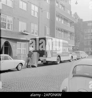 Vivre À Ascona Description: Amsterdam. De Van der Polls déménagement: Deux hommes chargeant ou déchargeant une voiture en mouvement d'une compagnie italienne de déménagement de Locarno Date: 1 Janvier 1967 lieu: Amsterdam, Noord-Holland mots clés: Street images, déménagements, camions, maisons Banque D'Images