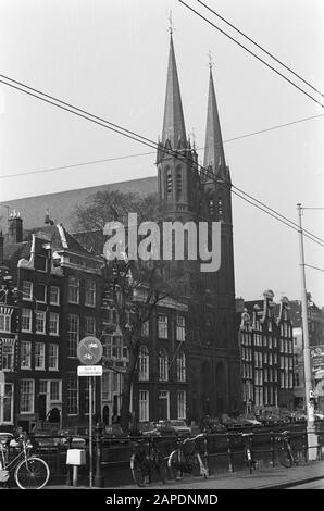 Les bâtiments de l'église sont protégés Description: Amsterdam. Façade de la rue Franciscus Xaveriuskerk ou de Krijtberg aan de Singel Date : 28 février 1974 lieu : Amsterdam, Noord-Holland mots clés : architecture, façades, canaux, maisons de canal, catholicisme, bâtiments d'église, tours d'église, néogothique, sculptures de ville Banque D'Images