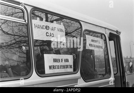 Travailleurs de la construction d'Amsterdam à la Haye pour démontrer des fenêtres de bus remplies de slogans Date: 2 avril 1968 lieu: La Haye, Pays-Bas du Sud mots clés: BUILDWACKERS, REAMEN, autobus, manifestations Banque D'Images