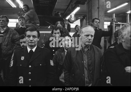 Manifestations des pompiers d'Amsterdam Description: Les pompiers d'Amsterdam lors d'une réunion d'action au siège occupé de Eenhoorn Date: 13 mars 1986 lieu: Amsterdam, Noord-Holland mots clés: Actions, professions, pompiers, réunions Banque D'Images