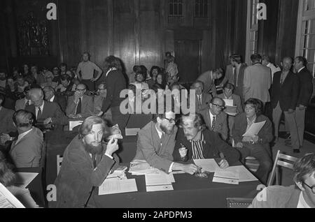 Réunion du conseil municipal d'Amsterdam sur le métrobuilding, les foules sur les stands publics Date: 7 juin 1973 mots clés: Conseils municipaux, métrobuilding, stands Banque D'Images