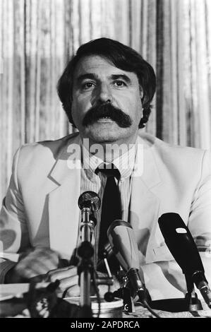 Conférence de presse du nouveau conseil d'administration de la section de football payée de la KNVB Description: André van der Louw Date: 25 mai 1983 mots clés: Conférences de presse, portraits, football, présidents Nom personnel: Louw, André van der Banque D'Images