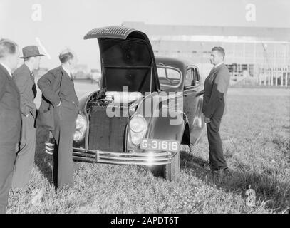 Anthony Fokker Description: Anthony Fokker au capot ouvert d'un Chrysler Airflow à l'aéroport de Schiphol; à l'extrême droite M. Alkpéchés, chef de l'armée de l'air russe. Date: 27 Août 1934 Lieu: Noord-Holland, Schiphol Mots Clés: Voitures, Aéroports Nom Personnel: Alksins, [...], Fokker, Anthony Nom De L'Établissement: Schiphol Banque D'Images