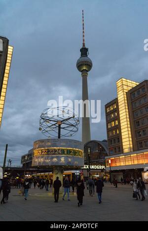 BERLIN, ALLEMAGNE - 19 février 2019, Weltzeituhr, célèbre horloge sur Alexanderplatz au centre de la capitale. Banque D'Images