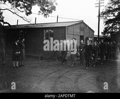 HIE [Pays-Bas en Angleterre]/Anefo série Londres Description: Visite de la princesse Juliana au corps d'aide aux femmes récemment établi. Les bénévoles sont marchés sous l'œil de la princesse Juliana Annotation: À côté du commandant de la princesse Mme C.E. SMIT - Dyserinck Date: Septembre 1944 lieu: Grande-Bretagne, Wolverhampton mots clés: Visites, militaires, princesses, seconde Guerre mondiale, femmes Nom personnel: Juliana (princesse Pays-Bas) Nom de l'institution: VHK, Women's Help corps Banque D'Images