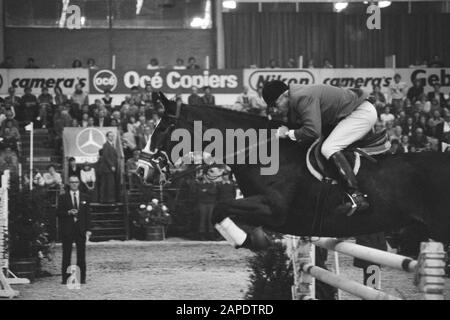 Saut Amsterdam en RAI; Grand Prix d'Amsterdam Description: Anton Ebben (Pays-Bas) à Jumbo Design en action Date: 1 novembre 1981 lieu: Amsterdam, Noord-Holland mots clés: Jumbo Design (cheval), show hippique Nom personnel: Ebben, Anton Nom de l'établissement: Saut Amsterdam Banque D'Images