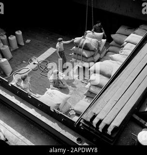 Rhin navigation, rapport du navire à moteur Damco 230: Suisse Description: Travailleurs en attente au port de Bâle Kleinhüningen, vu du Siloturm Date: 1 avril 1955 lieu: Bâle, Suisse mots clés: Bateaux intérieurs, personnel portuaire, ports, chargement et déchargement Banque D'Images