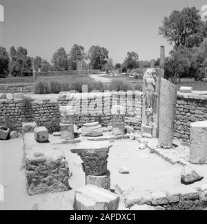 Israël 1964-1965: Ashkelon, archéologie Description: Site archéologique avec des fragments de construction incluant une statue de la déesse de la victoire Nike ou Victoria Annotation: Ashkelon est une station balnéaire dans le sud-ouest d'Israël, située sur la Méditerranée Date: 1964 lieu: Ashkelon, Israël mots clés: Archéologie, sculptures, mythologie, piliers, art religieux, ruines Nom personnel : Nike, Victoria Banque D'Images