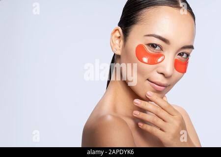 Jolie jeune fille avec des taches sur le visage posant pour l'appareil photo Banque D'Images