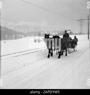 Hiver au Tyrol Description: Arreslee près d'Igls avec en arrière-plan la Nordkette Date: Janvier 1960 lieu: Igls, Autriche, Tyrol mots clés: Montagnes, villages, paysages, cheval et panier, panoramas, traîneau, neige, hiver Banque D'Images