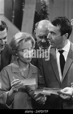 Arthur en Eva, série télévisée Annotation: Left Kitty Janssen, Right Paul Cammermans Date: 2 septembre 1963 mots clés: Acteurs, drames de télévision Nom personnel: Cammermans, Paul, Janssen, Kitty Banque D'Images