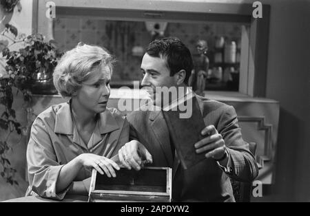 Arthur en Eva, série télévisée Annotation: Left Kitty Janssen, Right Paul Cammermans Date: 2 septembre 1963 mots clés: Acteurs, drames de télévision Nom personnel: Cammermans, Paul, Janssen, Kitty Banque D'Images