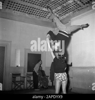 Acrobat School Carletti à Montmartre, Paris Description: Artistes exerçant dans le grand studio Date: Non daté lieu: France, Paris mots clés: Acrobatie, artistes, gymnastique, intérieur, écoles Banque D'Images