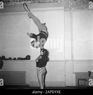 Acrobat School Carletti à Montmartre, Paris Description: Artistes exerçant dans le grand studio Date: Non daté lieu: France, Paris mots clés: Acrobatie, artistes, gymnastique, intérieur, écoles Banque D'Images