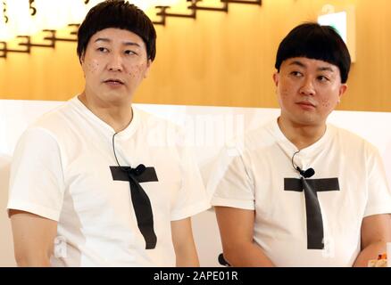 Tokyo, Japon. 22 janvier 2020. Le duo japonais de comédie Chocolate Planet Members Shohei Osada (L) et Shun Matsuo (R) assistent à l'événement d'ouverture du restaurant phare de la chaîne de restaurant japonais de sushis à tapis roulant Kura Sushi, dans le quartier d'Asakusa à Tokyo, le mercredi 22 janvier 2020. Crédit: Yoshio Tsunoda/Aflo/Alay Live News Banque D'Images
