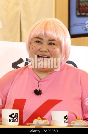 Tokyo, Japon. 22 janvier 2020. Yui P, membre du Club Okazu, assiste à l'événement d'ouverture du restaurant phare de la chaîne de restaurants japonais de sushis sur tapis roulant, Kura Sushi, dans le quartier d'Asakusa à Tokyo, le mercredi 22 janvier 2020. Crédit: Yoshio Tsunoda/Aflo/Alay Live News Banque D'Images