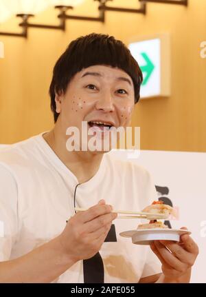 Tokyo, Japon. 22 janvier 2020. Shohei Osada, membre du duo de comédie japonais Chocolate Planet, assiste à l'événement d'ouverture du restaurant phare de la chaîne de restaurant de sushis japonais sur tapis roulant, Kura Sushi, dans le quartier d'Asakusa à Tokyo, le mercredi 22 janvier 2020. Crédit: Yoshio Tsunoda/Aflo/Alay Live News Banque D'Images