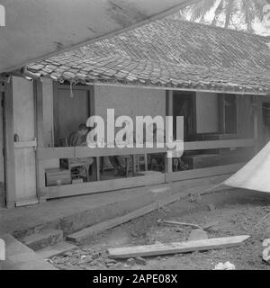 Volontaires de guerre à Malaca et en Indonésie Description: Médecins à Bandoeng au repas Date: Avril 1946 lieu: Bandung, Indonésie, Antilles néerlandaises mots clés: Médecins, vérandas Banque D'Images