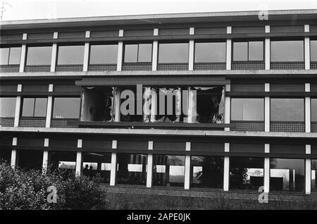 Assen, jour après la fin de la prise d'otages dans la Provinciehuis: Dommage à la Provinciehuis à la suite de l'action de libération des marines; Assen, jour après la fin de la prise d'otages dans la Provinciehuis: Les dommages causés à la Provinciehuis par l'action de libération des marines; Banque D'Images