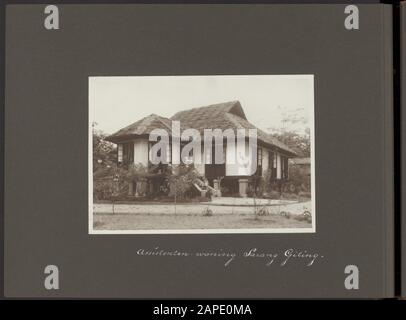 Album photo Deli Maatschappij: Entreprises Bandar Negri, Sarang Giting, Dolok Ueloe et Poeloe Tagor (1935) Description: Maison adjointe sur la plantation de caoutchouc Sarang Giting à Sumatra, où les deveurs européens ; sur les escaliers un garçon européen, et derrière une porte à portes françaises (photo de gauche) un chien Date: 1 Janvier 1935 Lieu : Indonésie, Antilles Néerlandaises De L'Est, Sumatra Mots Clés : Plantations, Maisons Banque D'Images