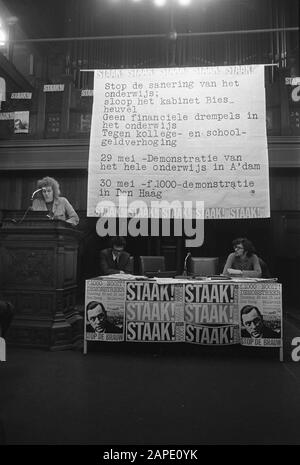 Réunion de l'Association générale des étudiants Amsterdam (ASVA) sur les actions contre l'introduction d'un millier de droits de scolarité de guilde Description: Le président de l'ASVA Gerrit Salomink (l behind) au mot Date: 24 mai 1972 lieu: Amsterdam, Noord-Holland mots clés: Actions, frais de scolarité, bannières, associations d'étudiants, syndicats, réunions Nom personnel: Salomink, Gerrit Banque D'Images