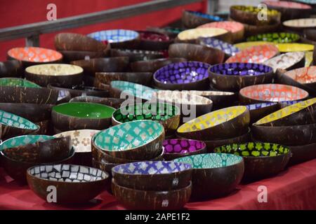 Bowls multicolores à vendre sur le marché local en Thaïlande Banque D'Images