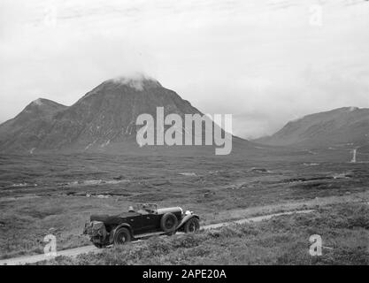 Ecosse - Sur la route en voiture Description: Voiture en paysage vallonné avec de faibles nuages Date: Non dédrée lieu: Grande-Bretagne mots clés: Voitures, montagnes, paysages, routes Banque D'Images