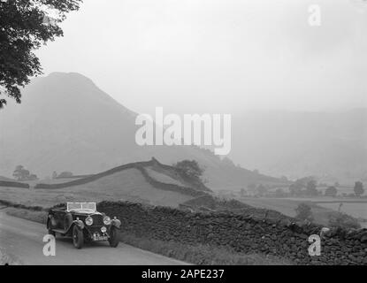 Ecosse - Sur la route en voiture Description: Voiture dans un paysage vallonné brouillard Date: Non daté lieu: Grande-Bretagne mots clés: Voitures, montagnes, paysages, brouillard, routes Banque D'Images