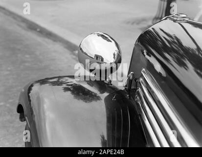 Reportage Paris Description: Voiture sur La Place de l'étoile, dans le phare le reflet de l'Arc de Triomphe peut être vu Date: 1935 lieu: France, Paris mots clés: Voitures, paysages urbains Banque D'Images