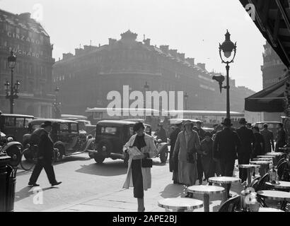Reportage Paris Description: Voitures et piétons Sur La Place de l'Opéra Date: 1935 lieu: France, Paris mots clés: Street images Banque D'Images