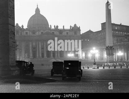 Rome: Visite de la Cité du Vatican Description: Voitures sur la place Saint-Pierre au coucher du soleil Date: Décembre 1937 lieu: Italie, Rome, place Saint-Pierre, Cité du Vatican mots clés: Voitures, soirée, bâtiments d'église, palais, places, images de rue Banque D'Images