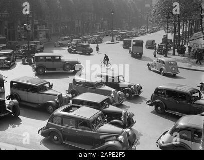 Reportage Paris Description: Voitures sur la rue Royale, vu des marches de la Madeleine Date: 1935 lieu: France, Paris mots clés: Voitures, images de la ville Banque D'Images