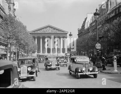 Reportage Paris Description: Voitures sur la rue Royale, avec en arrière-plan l'église la Madeleine Date: 1935 lieu: France, Paris mots clés: Voitures, bâtiments d'église, sculptures de ville Banque D'Images