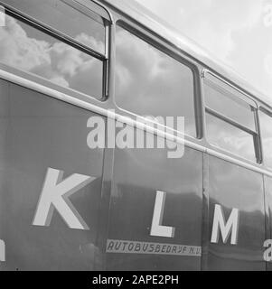 Schiphol et identité corporative KLM Description: Autobus with KLM typography Date: 1950 mots clés: Autobus, emblèmes, logos, compagnies aériennes, avion Nom de l'institution: KLM Banque D'Images