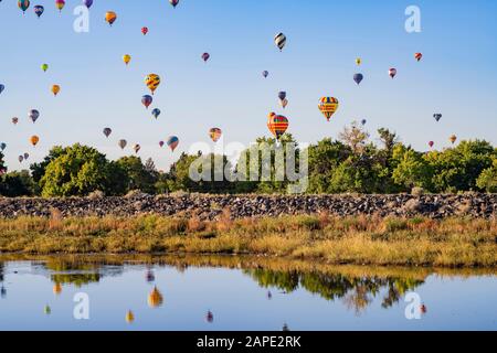 Vue du matin du célèbre événement Albuquerque International Balloon Fiesta au Nouveau-Mexique Banque D'Images