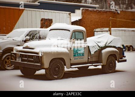 Un camion international de ramassage latéral à pas de 4 roues motrices 1957, derrière le Home Bar, à Troy, Montana. Banque D'Images