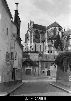 Voyage En France Description: Auxerre. Vue sur le choeur et le transept sud de l'ancienne église abbatiale Saint-Germain-l'Auxerrois avec une maison médiévale tardive avec un deuxième étage à colombages et une façade supérieure Date: Septembre 1935 lieu: Auxerre, France mots clés: Façades, gothiques, bâtiments d'église, portes, sculptures de ville, rues, maisons Banque D'Images